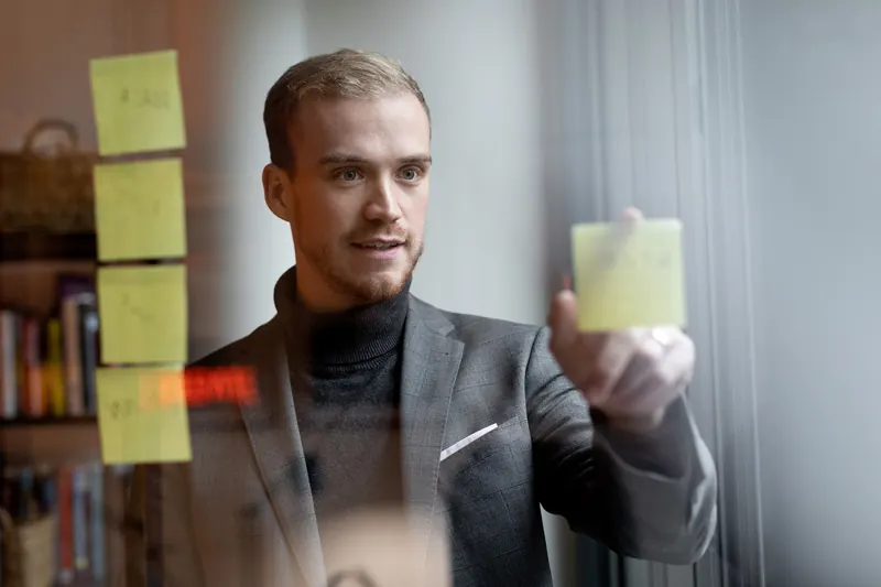 Berater bei einem Workshop mit Haftnotizen