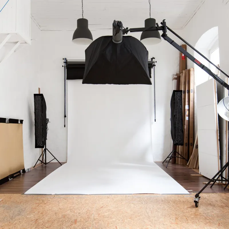 Studio mit Blitzanlage und Hintergrundpapier im Atelier Mannheim