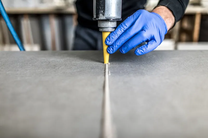 Detailaufnahme eines Bohrers in einer Werkstatt