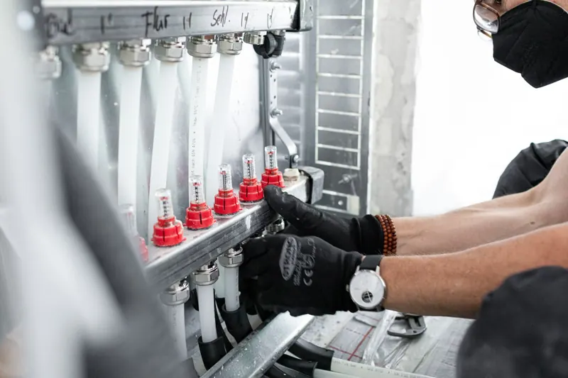 Hände an einer Maschine in der Produktion