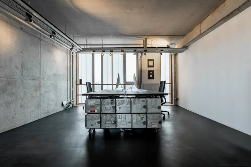 Loftbüro mit Betondecke und Arbeitsplätzen