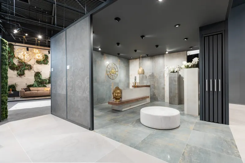 Showroom mit Empfangstresen und runder Sitzbank