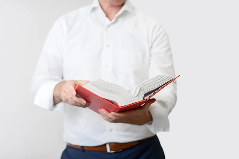 Anwalt mit rotem Gesetzbuch