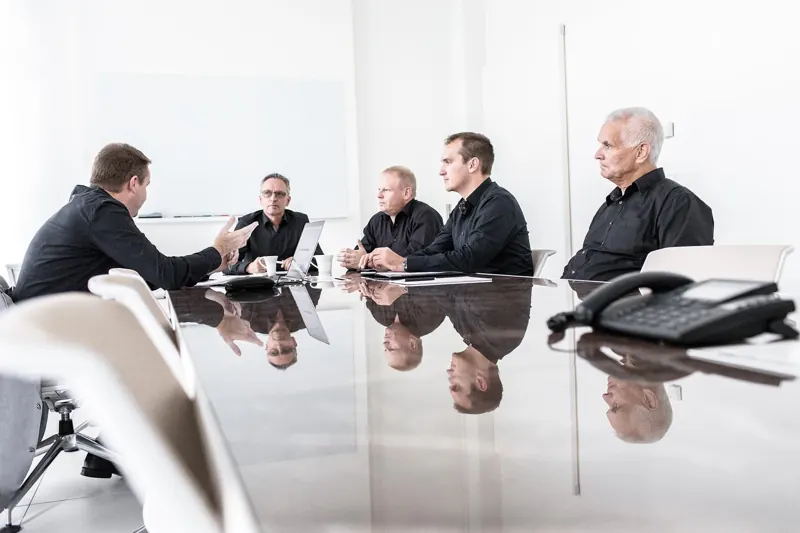 Geschäftsleute in einem Meeting am Konferenztisch