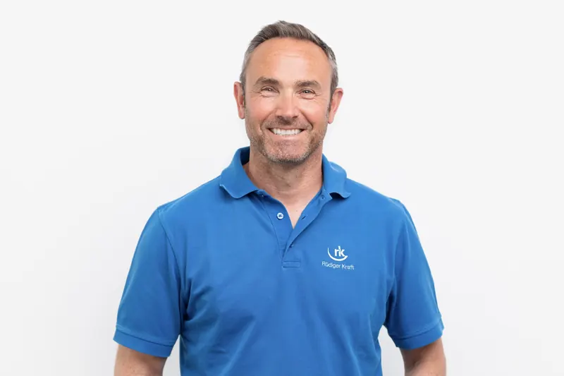 Porträt eines Zahnarztes im blauen Poloshirt