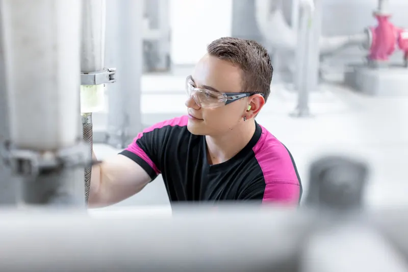 Mitarbeiter mit Schutzbrille bei der Arbeit an einer Industrieanlage